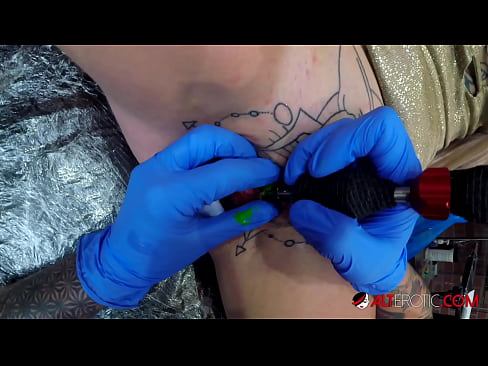 ❤️ Extremamente tatuada, a brasa Sully Savage fez uma tatuagem em seu clítoris ❤ Porno doméstico em pt-br.pornovore.ru ❤